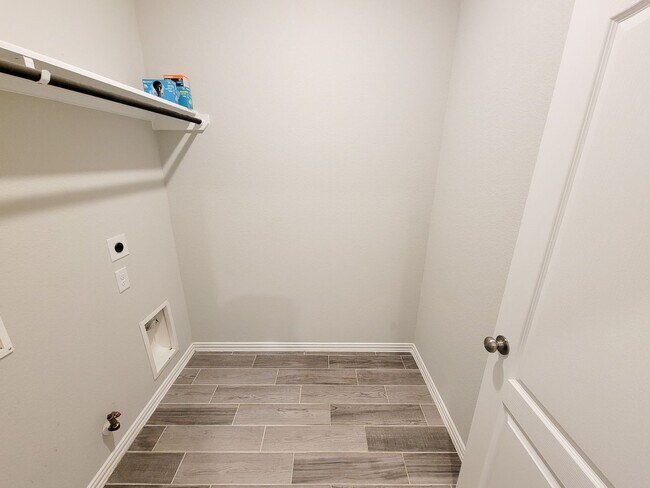 Building Photo - Quiet Cul De Sac! Tray Ceiling in Family & Primary suite. Wood Like Tile, Modern Gray Walls, Grea...