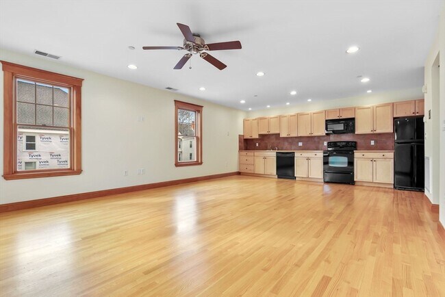 Building Photo - 50 Maple St