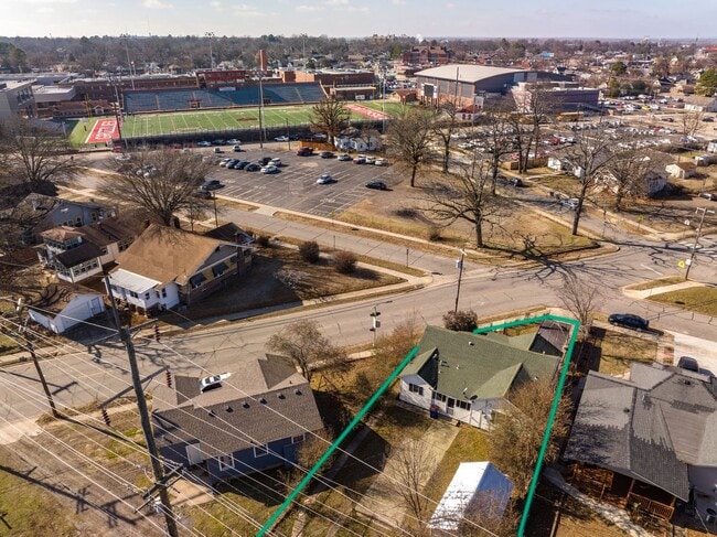 Building Photo - Freshly Updated House