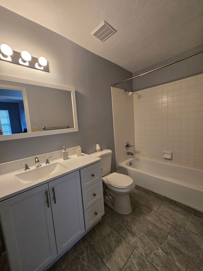 Building Photo - 3/2- Adorable home in Northwood Pines