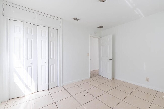 Building Photo - 314 E Gateway Blvd