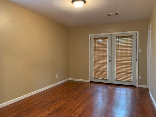 Building Photo - 1306 E Twin Lakes Dr
