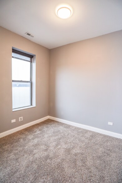 Building Photo - 1586 N Clybourn Ave