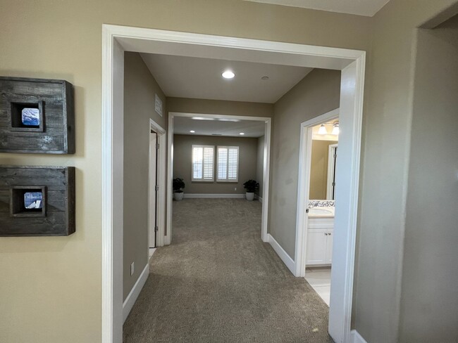 Building Photo - Former model home with tons of upgrades in...