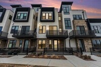 Building Photo - 2323 Lakeshore Ln