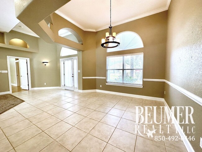 Building Photo - Tranquil Retreat on Naples Drive with Pool