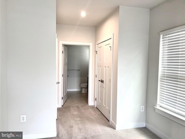 Building Photo - 5742 Meadowood St