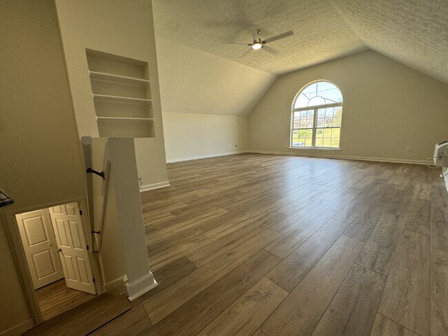 Building Photo - Stunning Move-In Ready Home in Hendersonville – Minutes from Old Hickory Lake!