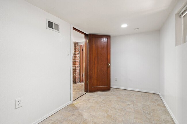 Building Photo - 709 McKenzie Ave