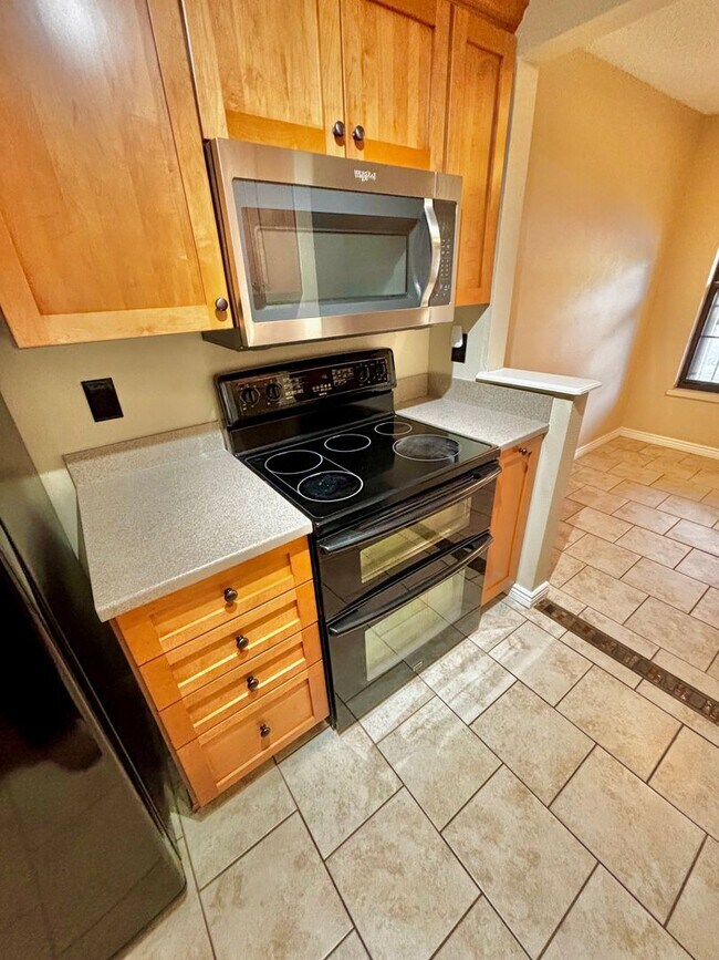 Building Photo - Beautifully Updated 2-Bed – Dual Masters w...