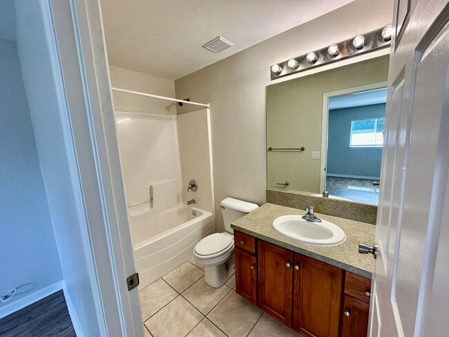 Building Photo - 2 Bedroom + Den, 2 Bath Duplex!