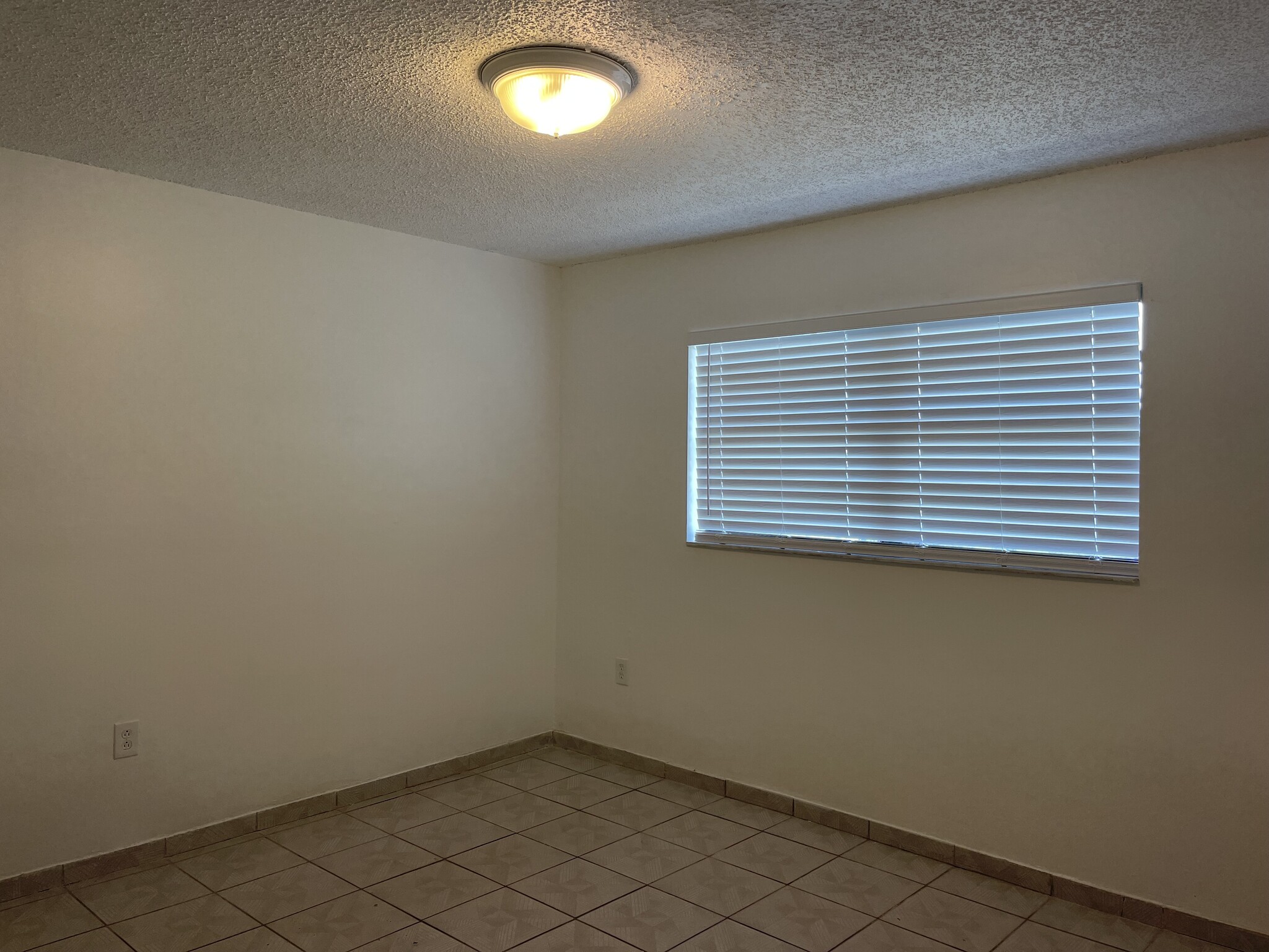Building Photo - 2744 W 60th St