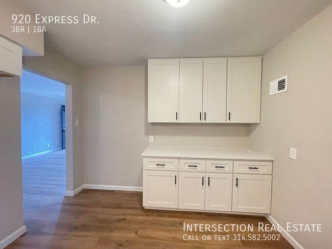 Building Photo - 920 Express Dr