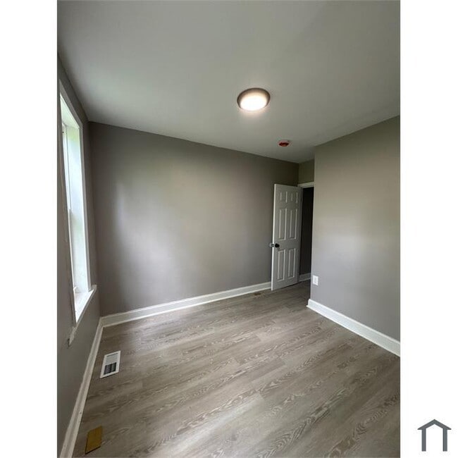 Building Photo - 3 Bedroom Home