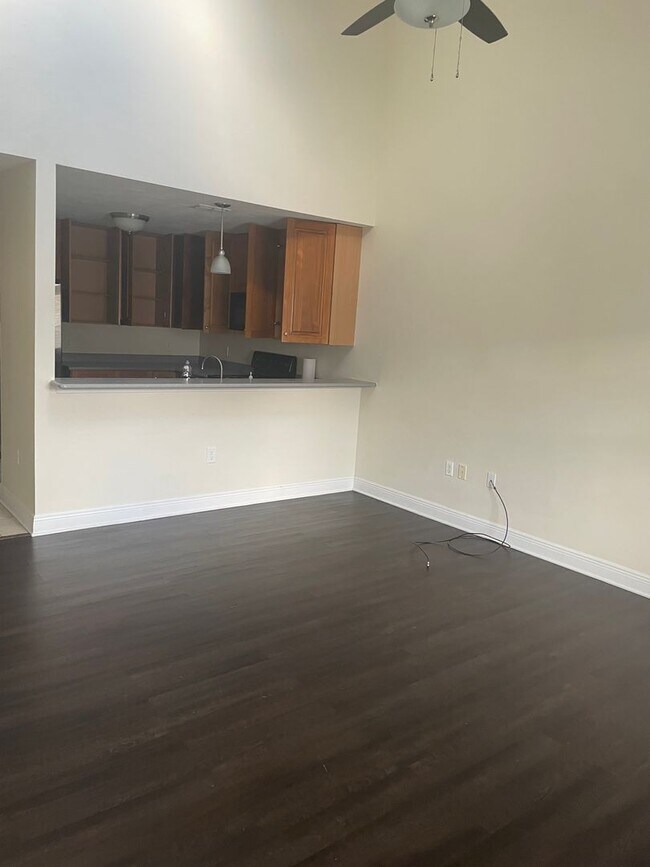 Building Photo - 3/3 town home only 1450$!