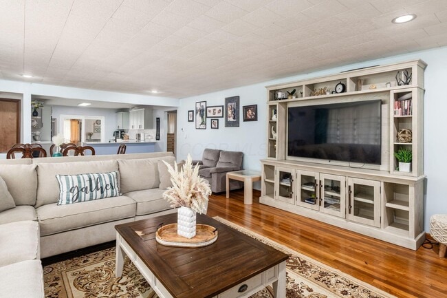 Building Photo - 711 Country Club Rd