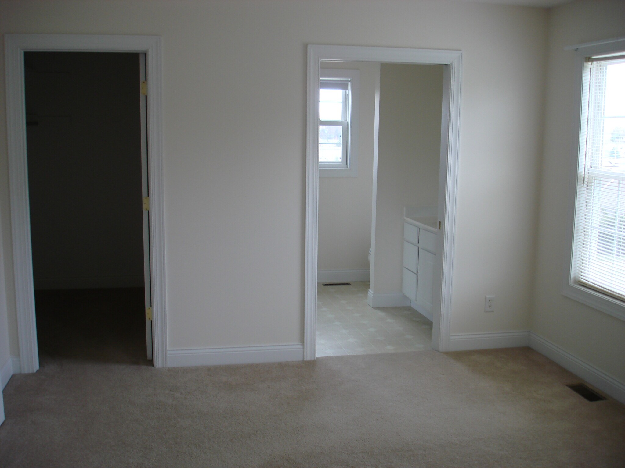 Building Photo - 1073 W Cook Rd