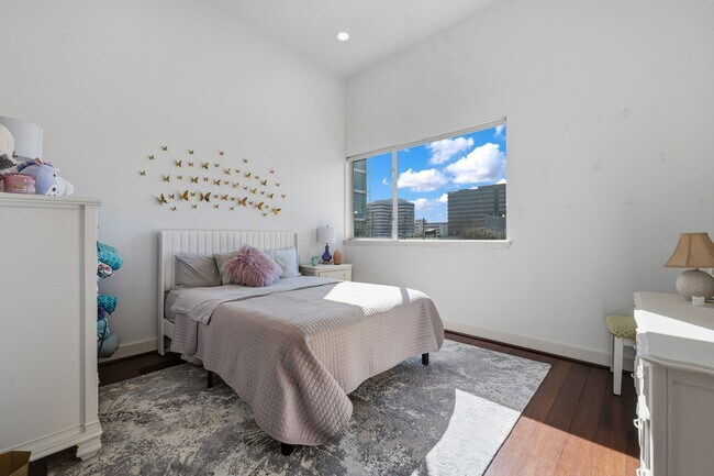 Building Photo - 3302 Lake St