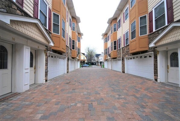 Building Photo - 330 Maple Ave