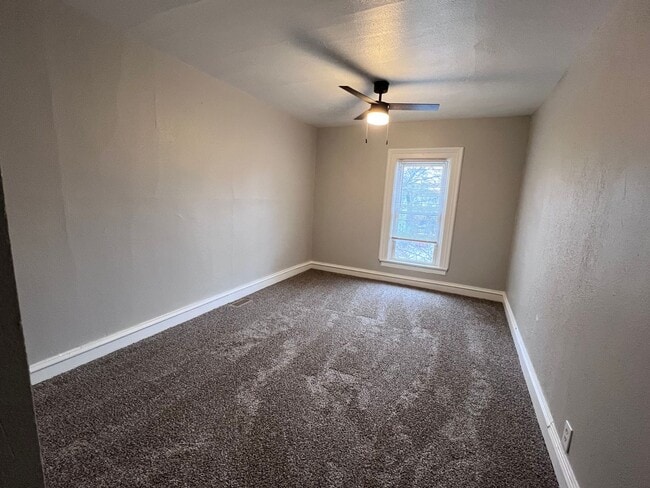 Building Photo - Three Bedroom Unit Near Downtown Grand Rap...