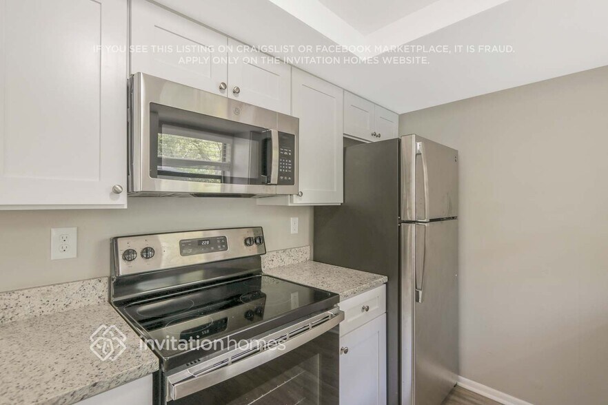 Building Photo - 16033 Villa Dr