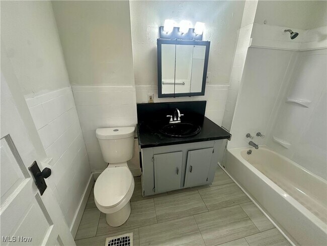 Building Photo - 162 Westwood Ave