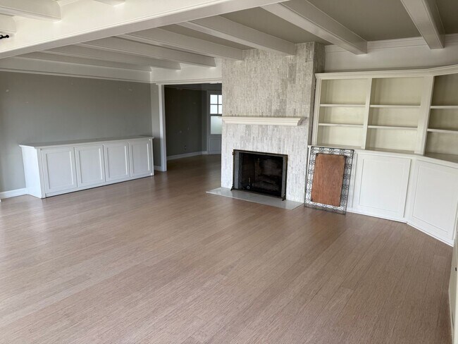 Building Photo - 105