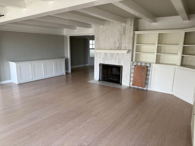 Building Photo - 2 Bedroom 2 Bath