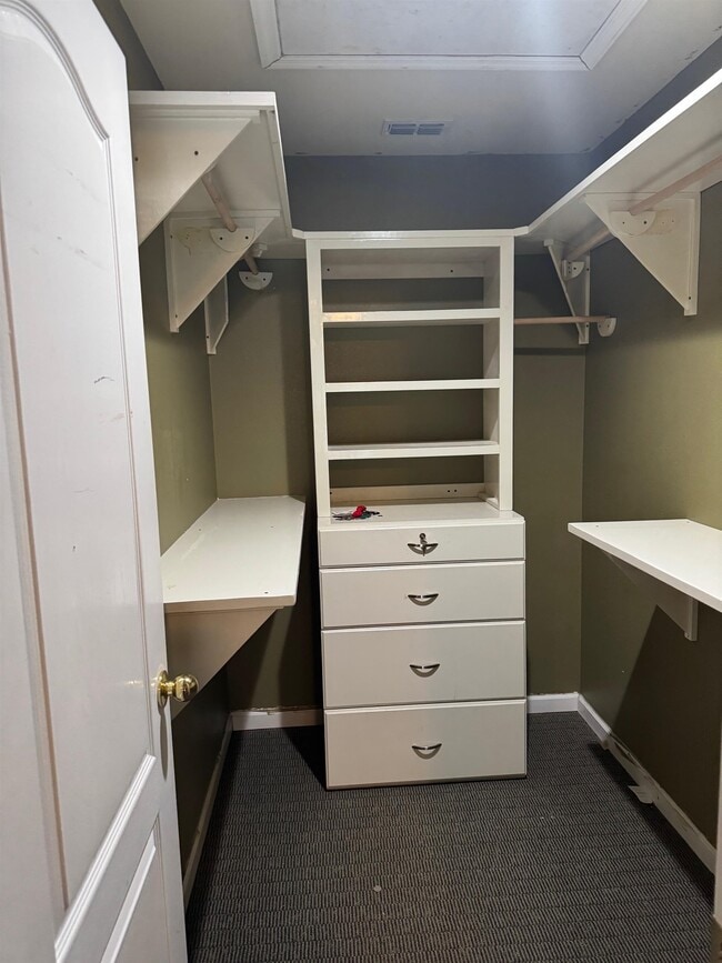 Building Photo - 2186 Heathrow Dr