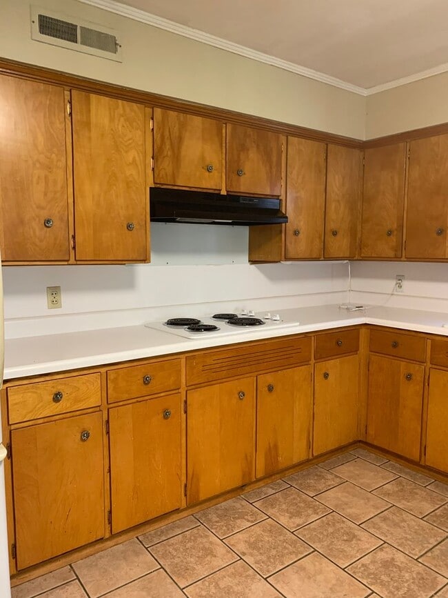 Building Photo - Your Next Home Awaits! 3 Bed/2 Bath Near J...