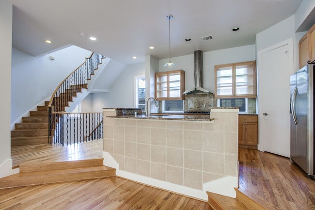 Building Photo - Contemporary 3 Bed in Oak Lawn • Amazing A...