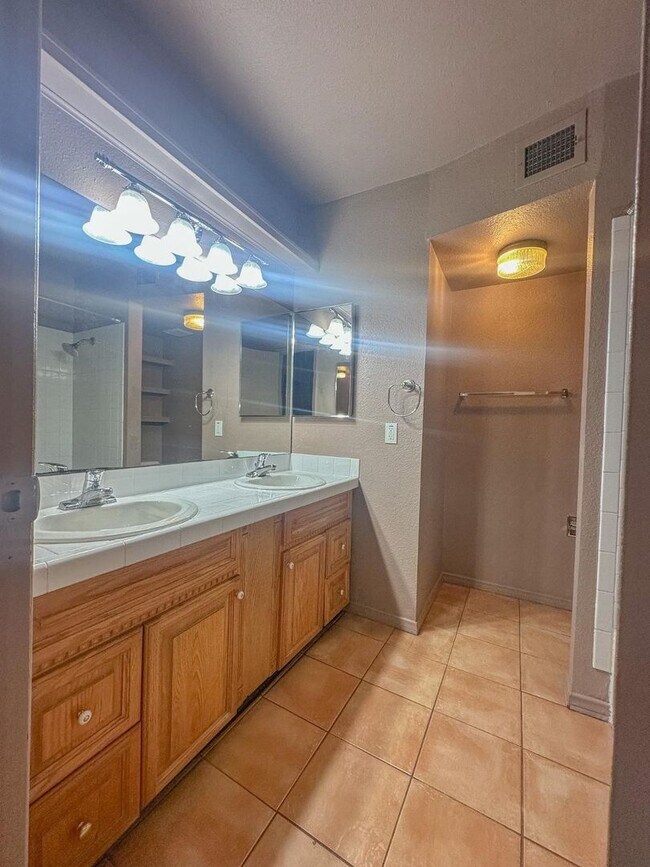 Building Photo - 423 Las Casitas Way