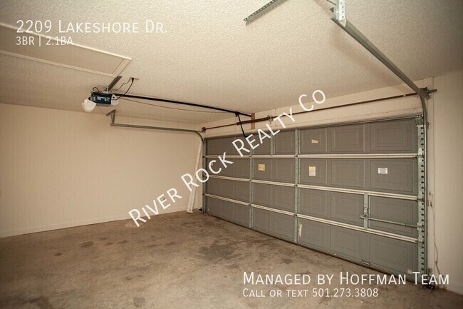 Building Photo - 2209 Lakeshore Dr