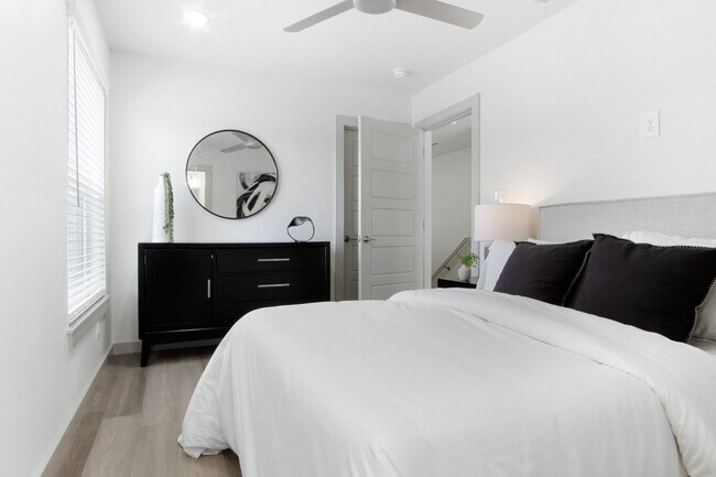 Building Photo - ** MOVE IN SUMMER 6/28/2028 ** 4 Bedroom 4.5 Bathroom Very Short walk to TCU campus