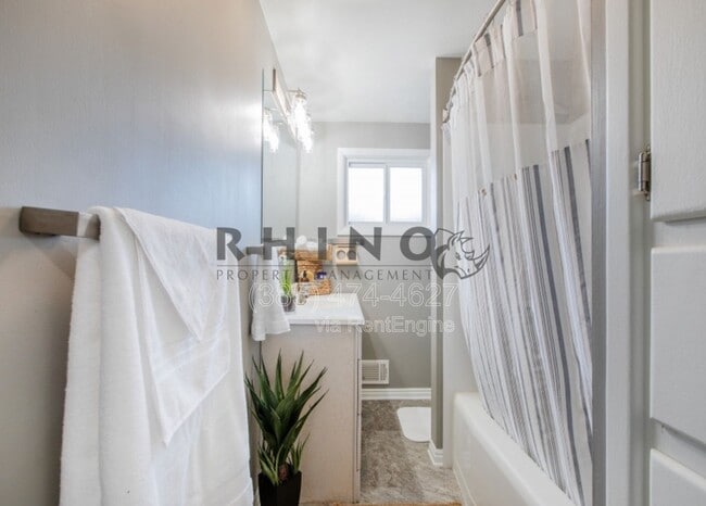 Building Photo - 255 N 400 E