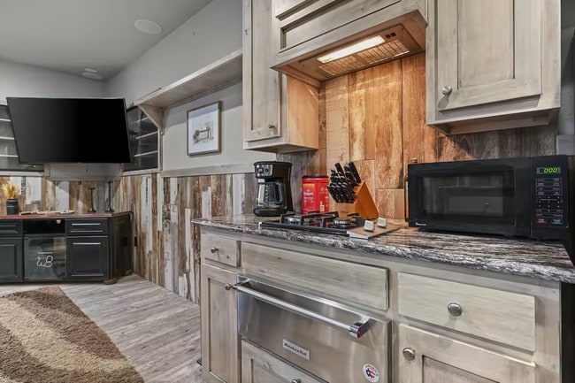 Building Photo - Fully Furnished Rental at Buffalo Springs Lake! All bills paid!