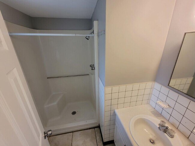 Building Photo - BEAUTIFUL 3/2/1 1020 Sq Ft, UPDATED kitchen & bath, ALL tile floors, LARGE fenced in yard!!