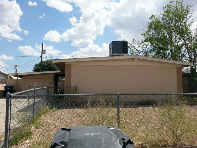 Building Photo - Single story Home