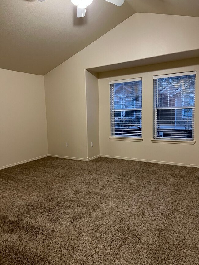 Building Photo - Great Location! 2 Bed 2 Bath Townhouse Style Condo! Open Concept! Laminate Floors Throughout Main!