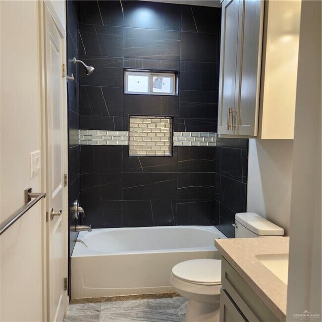 Building Photo - 9 N Clarence Ave