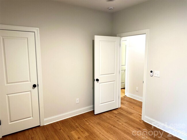 Building Photo - 525 N Linwood Ave