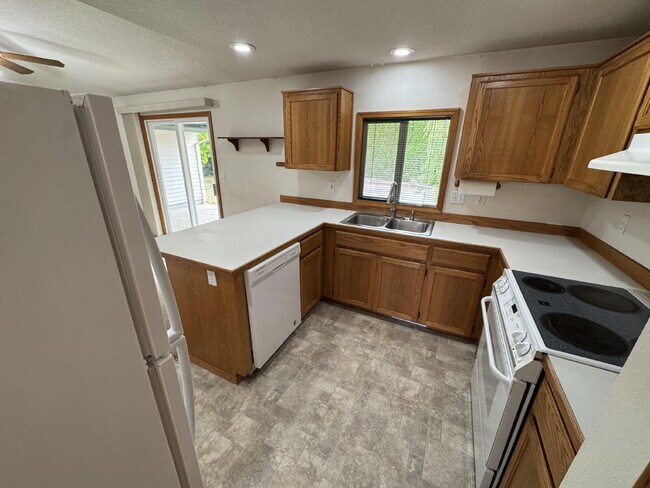 Building Photo - Ranch-Style, Milwaukie Home, Large Fenced Yard, Boat or Toy Storage, Gardeners Welcome