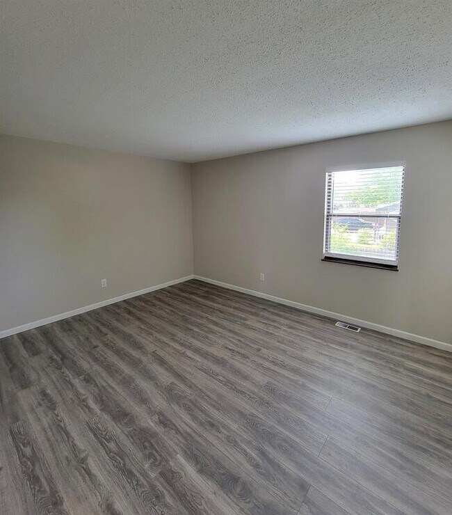Building Photo - 3932 Silver Ridge Dr
