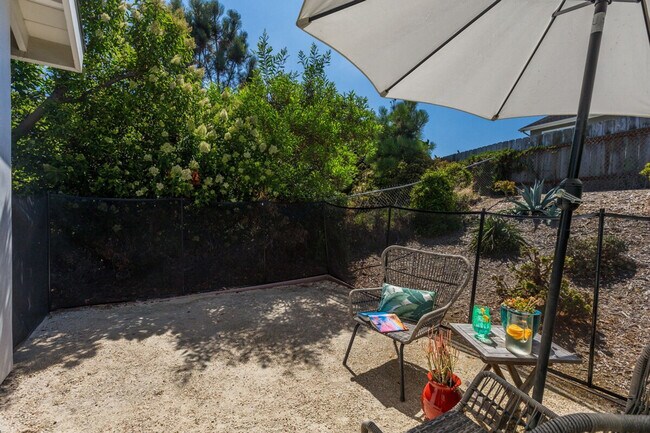 Building Photo - 727 Sonrisa St