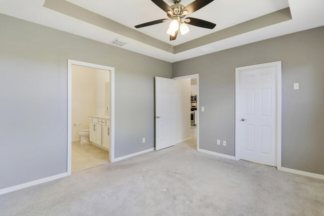 Building Photo - 633 SE Monet Dr