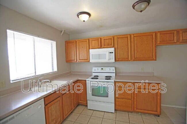 Building Photo - 2808 W Orangewood Ave