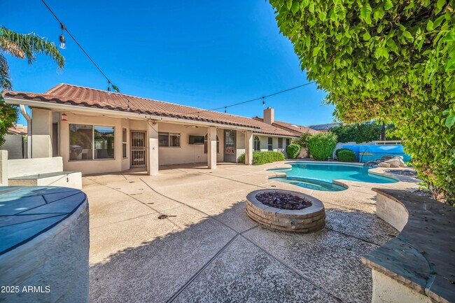 Building Photo - 5639 E Aire Libre Ave