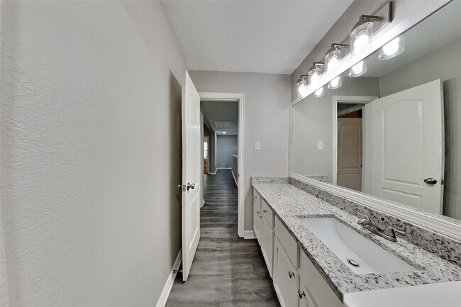 Building Photo - 21510 Duke Alexander Dr