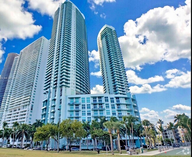 Building Photo - 1900 N Bayshore Dr