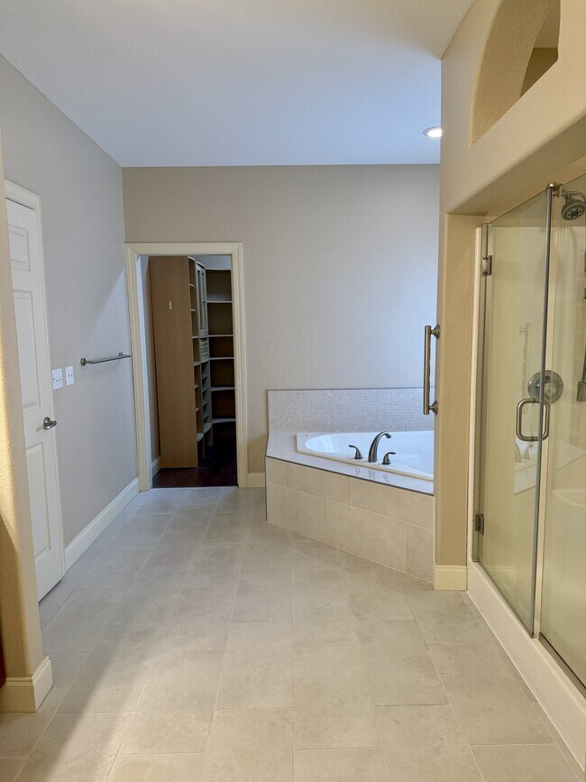 Building Photo - 421 Amberland Ln